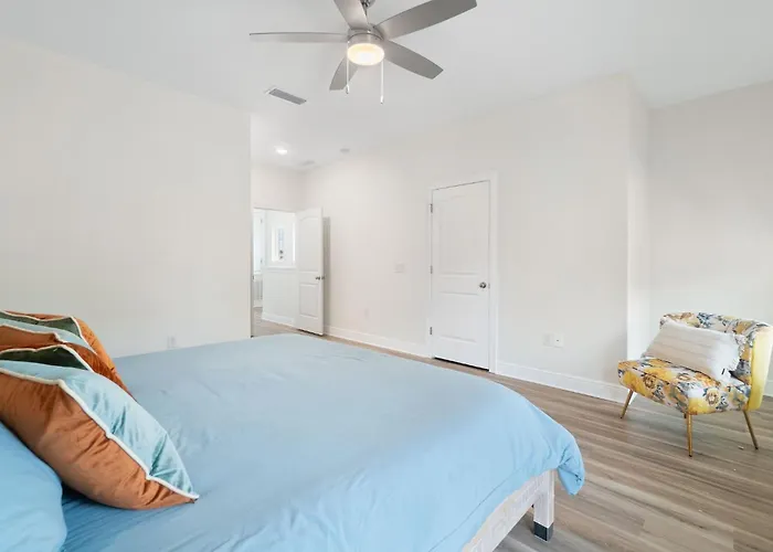 Bright And Open Walk To Downtown Pensacola