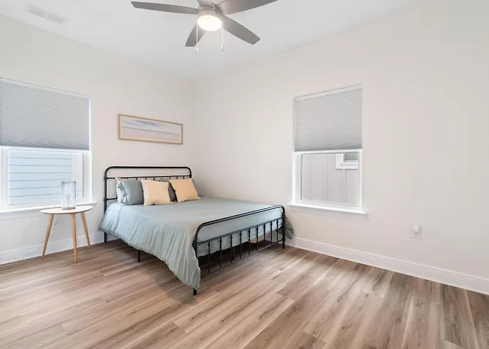 Bright And Open Walk To Downtown Holiday home