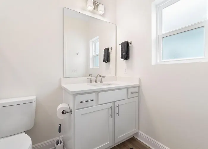 Bright And Open Walk To Downtown Holiday home *