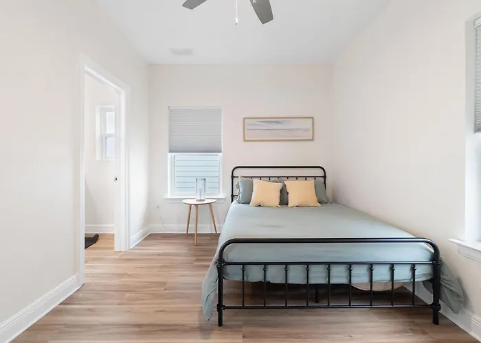 Holiday home Bright And Open Walk To Downtown