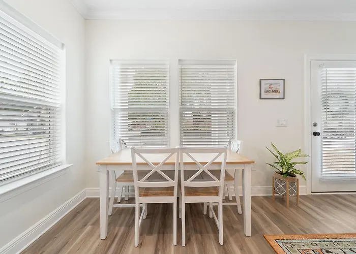 Bright And Open Walk To Downtown Holiday home