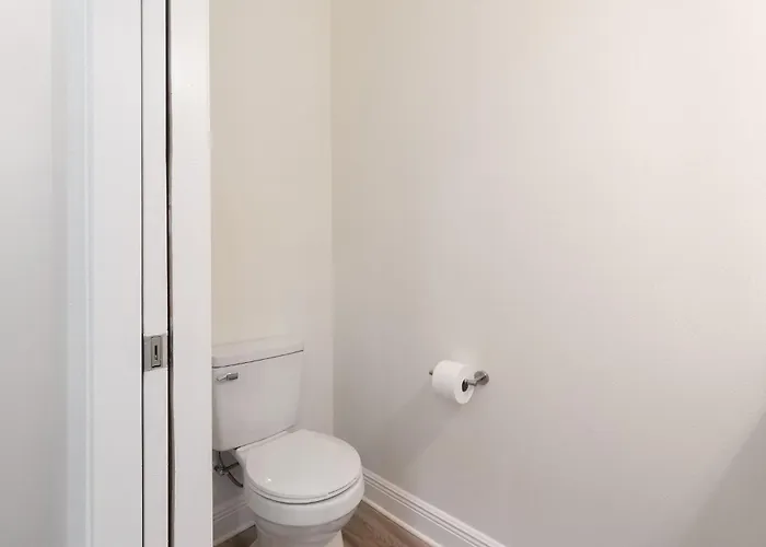 Bright And Open Walk To Downtown *
