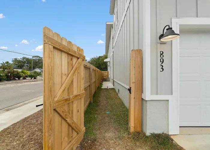 Holiday home Bright And Open Walk To Downtown