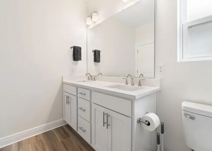 Bright And Open Walk To Downtown Holiday home
