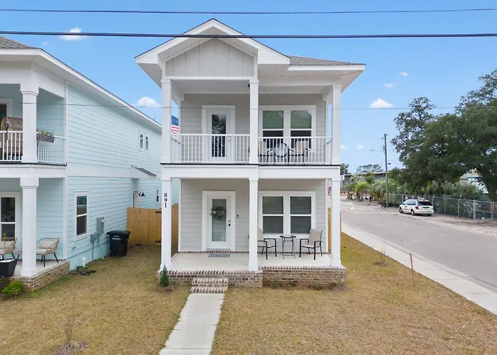 Holiday home Bright And Open Walk To Downtown *