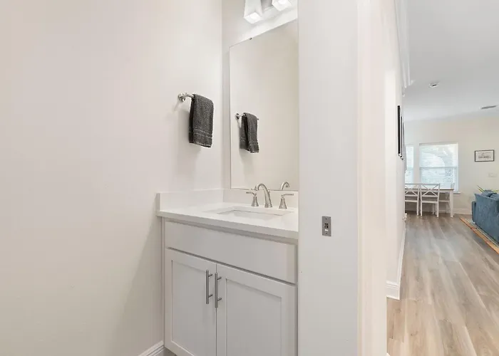 Bright And Open Walk To Downtown *