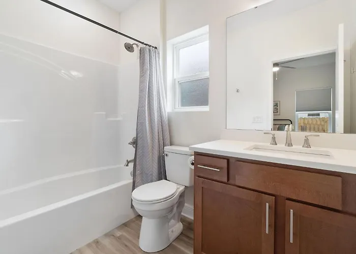 Bright And Open Walk To Downtown Holiday home *