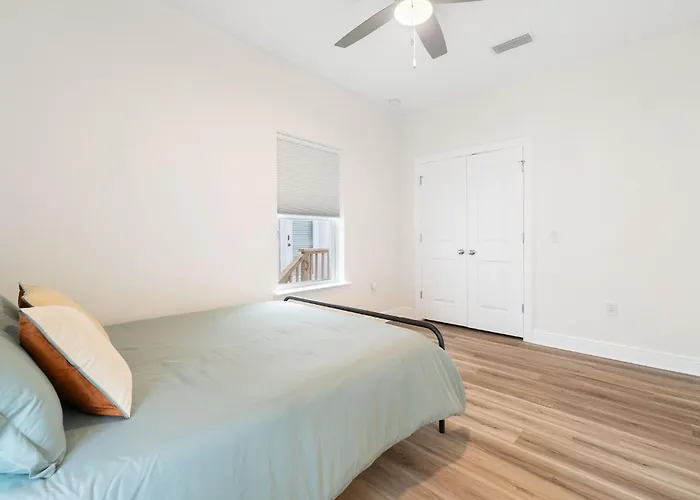 Bright And Open Walk To Downtown Pensacola