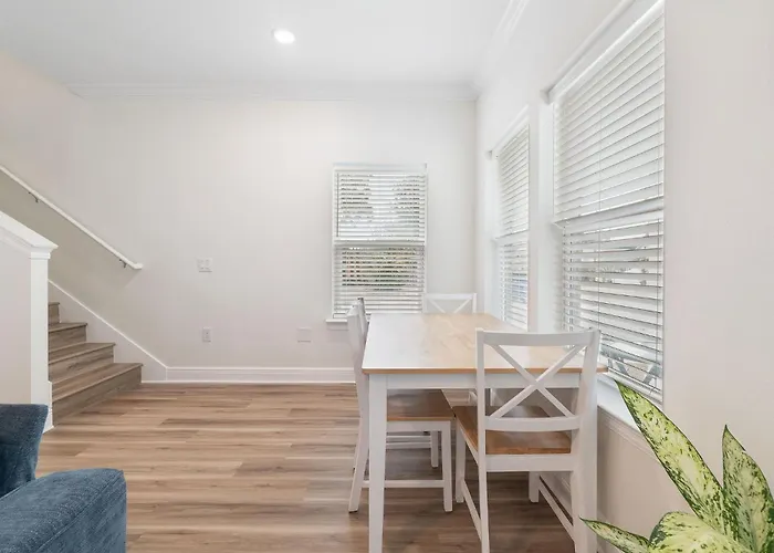 Bright And Open Walk To Downtown Holiday home