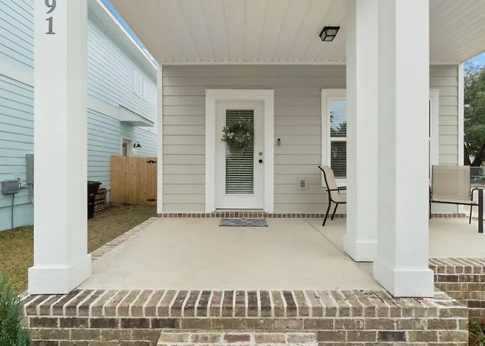 Holiday home Bright And Open Walk To Downtown *