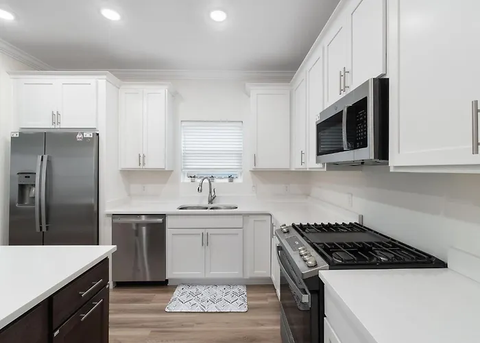 Bright And Open Walk To Downtown *