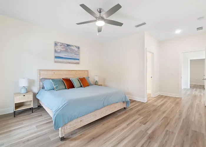 Bright And Open Walk To Downtown