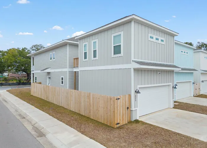 Bright And Open Walk To Downtown Pensacola