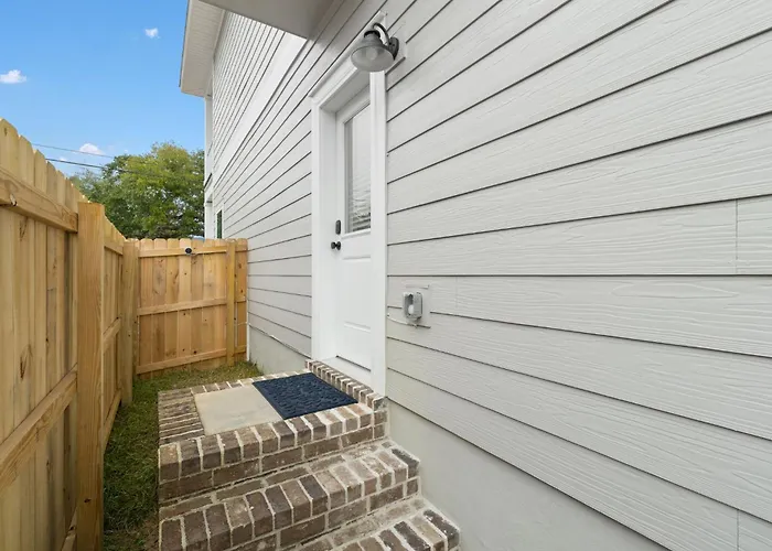 Holiday home Bright And Open Walk To Downtown *