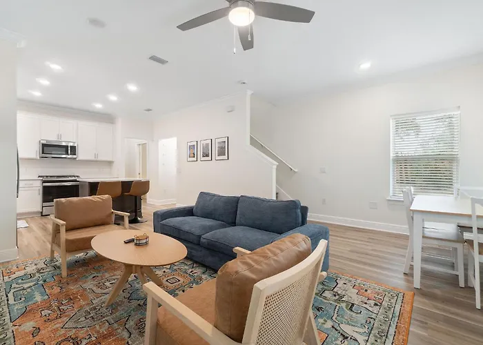 Bright And Open Walk To Downtown Holiday home *