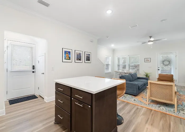 Holiday home Bright And Open Walk To Downtown Pensacola