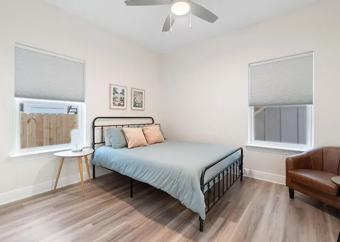 Holiday home Bright And Open Walk To Downtown *
