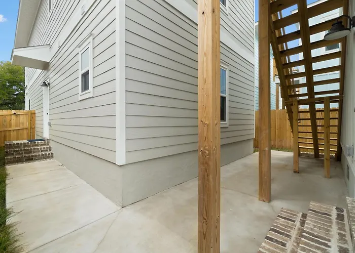 Holiday home Bright And Open Walk To Downtown