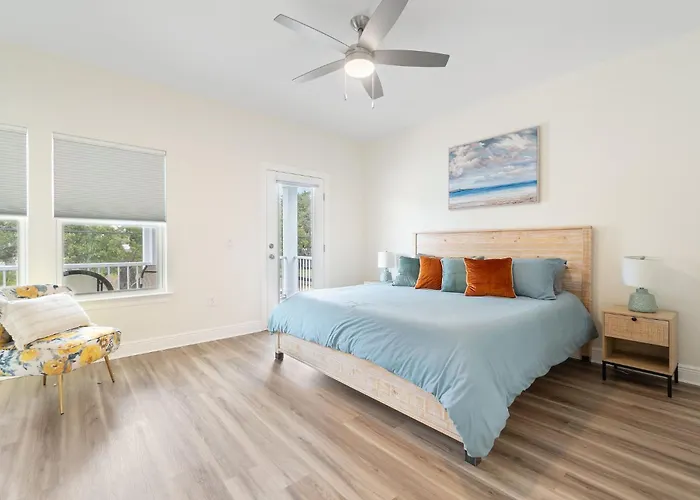 Bright And Open Walk To Downtown Holiday home